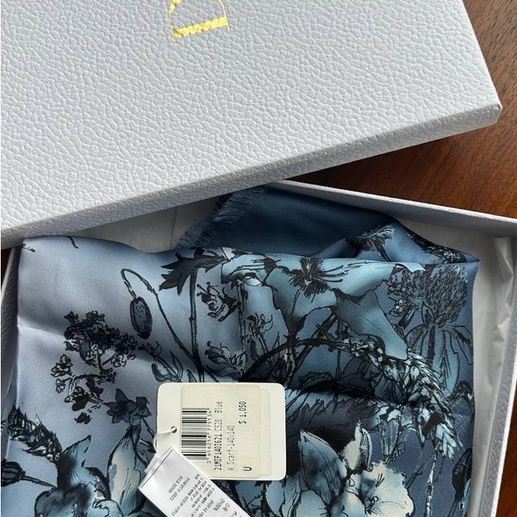 Christian Dior shawl w/tags and box - Picture 5 of 11